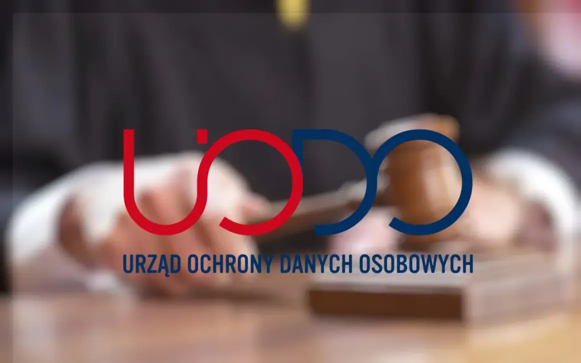Logo UODO, symbolizujące ochronę danych osobowych, na tle dłoni sędziego trzymającego młotek.