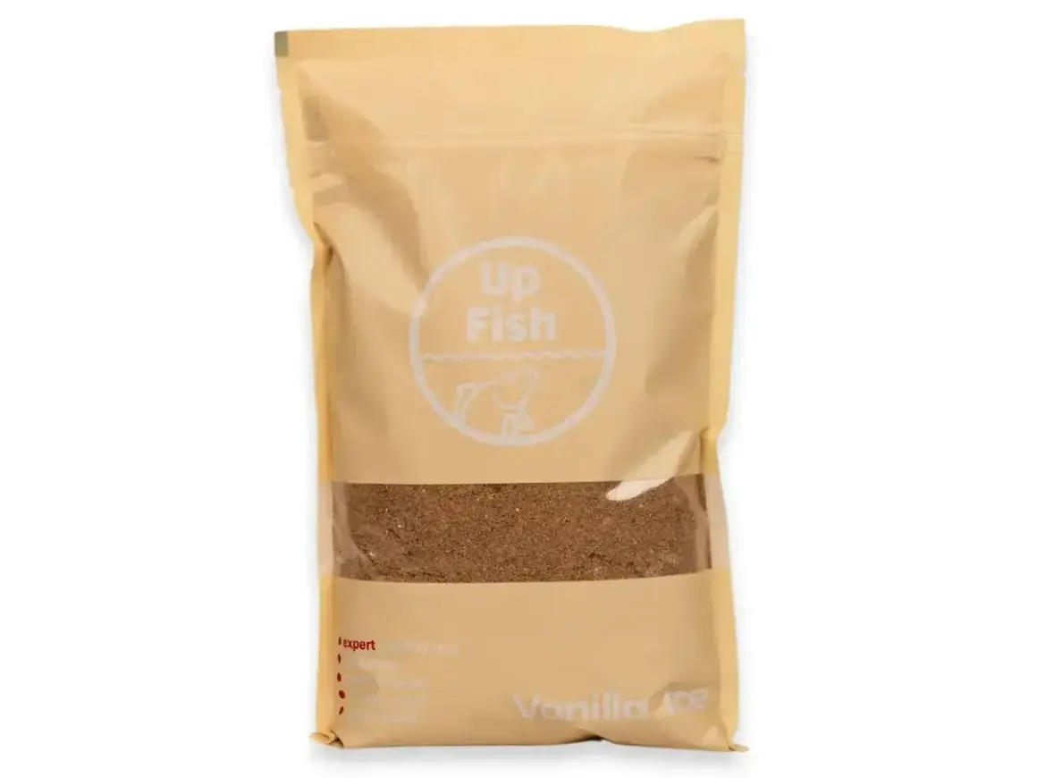Zanęta na karpia Up Fish Vanilla Ace w beżowym opakowaniu z okienkiem. Idealna na połów.