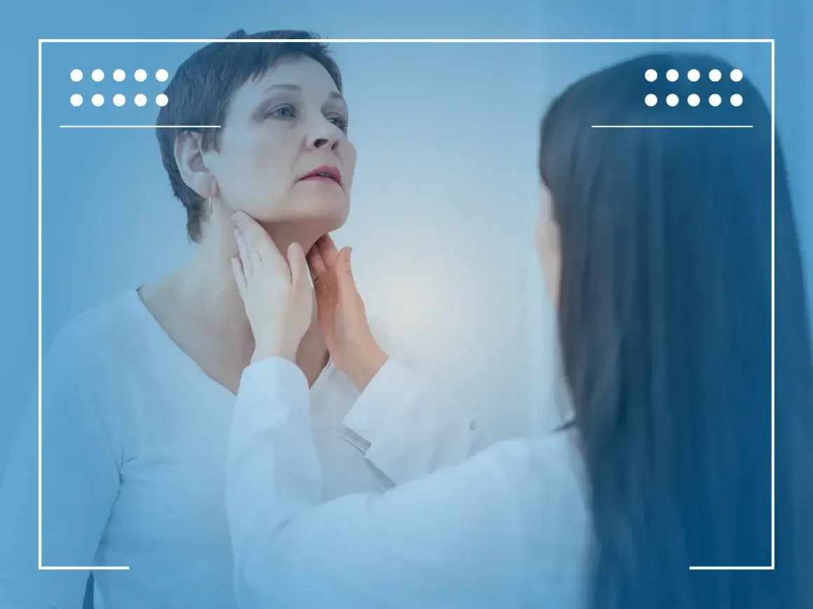 Ärztin untersucht Hals einer Patientin. Mögliche Burkitt-Lymphom Symptome wie geschwollene Lymphknoten werden hier abgeklärt.
