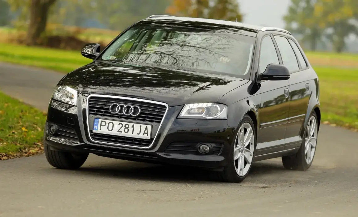 Czarne Audi A3 1.6 benzyna na drodze. Wiele osób chwali ten model za niezawodność i komfort jazdy.