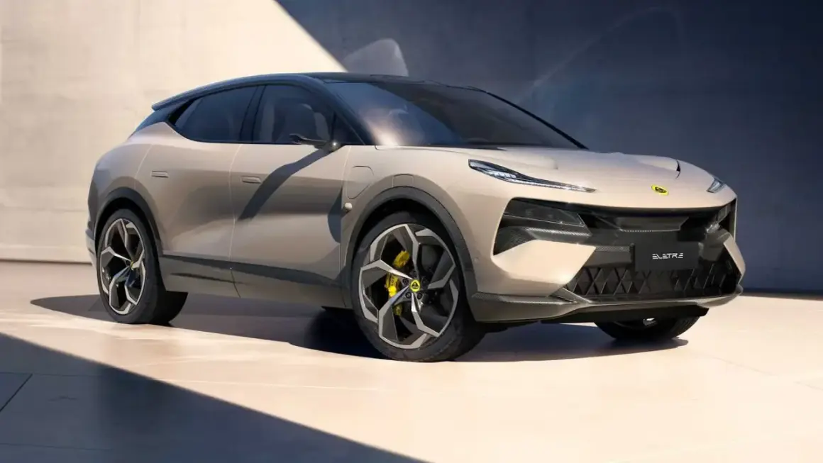 Nowoczesny, beżowy SUV Lotus Eletre z czarnym dachem i futurystycznymi felgami, gotowy na elektryzującą podróż.