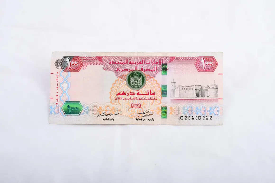 Sto dirhamów, czyli jaka waluta jest w Dubaju, na banknocie z wizerunkiem fortu.