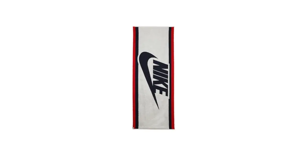 Biały ręcznik Nike z granatowym logo i czerwono-granatowymi paskami po bokach. Idealny na trening.