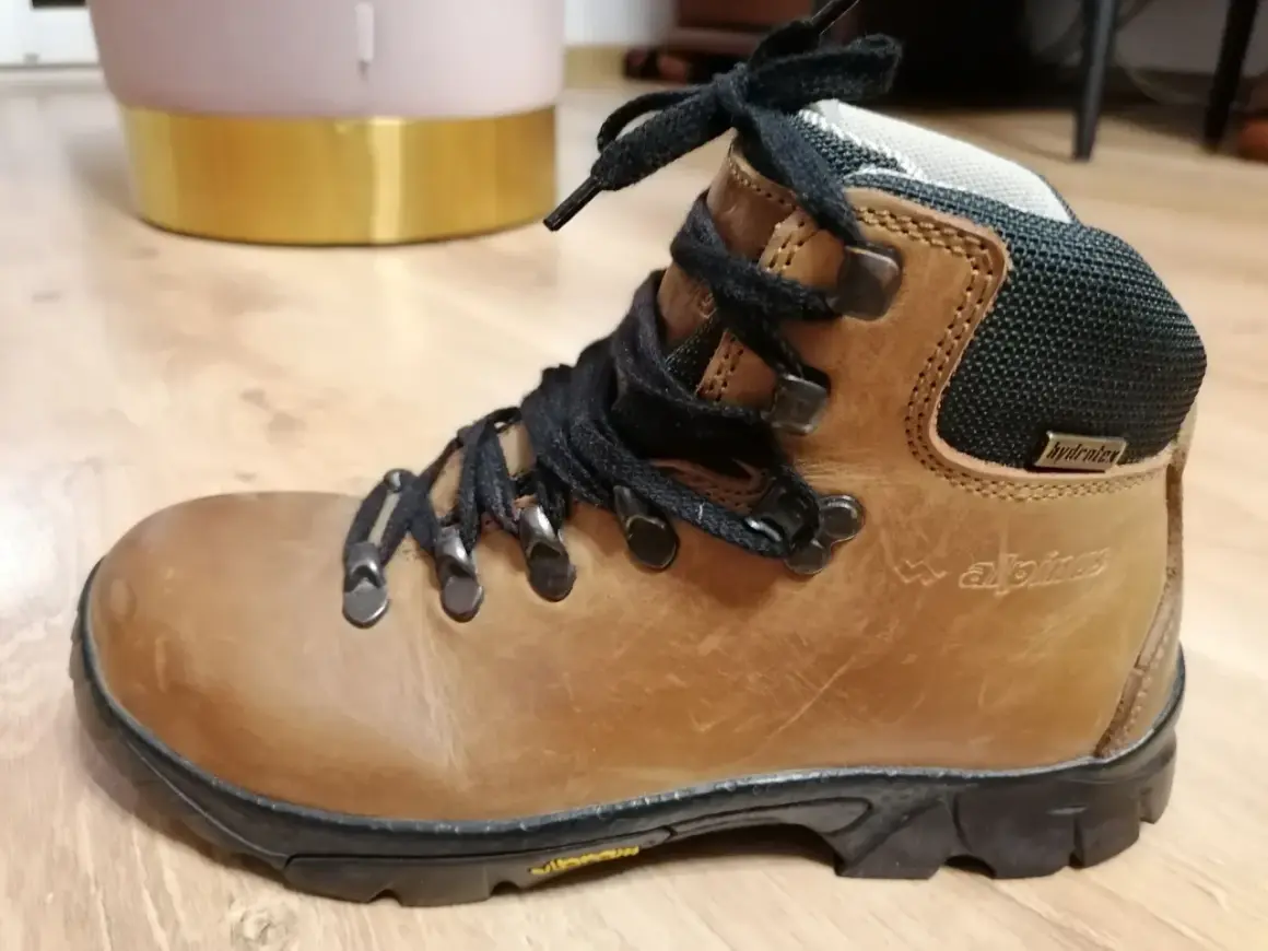 Brązowe buty trekkingowe damskie Alpinus, gotowe na górskie wyzwania.