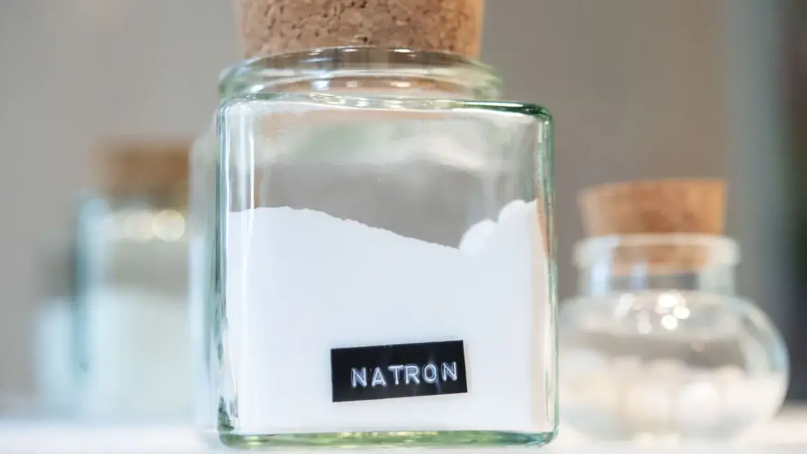 Glasbehälter mit Natron, bereit zum Putzen. Ein weiteres Glas mit Natron steht im Hintergrund.