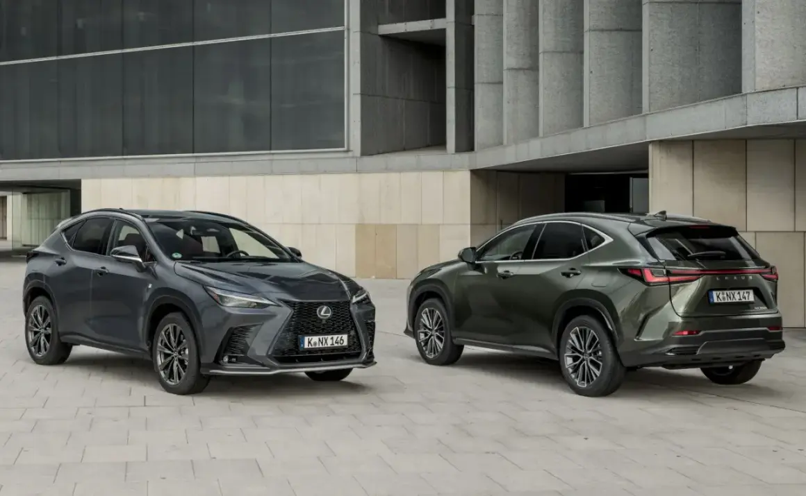 Dwa eleganckie Lexusy NX, jeden ciemnoszary, drugi oliwkowy, prezentują się na tle nowoczesnej architektury. Zastanawiasz się nad ich lexus nx spalanie?