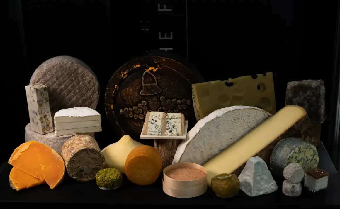 Sélection de fromages variés, un festin pour les yeux. Christophe, fromager passionné, a réuni ces délices.
