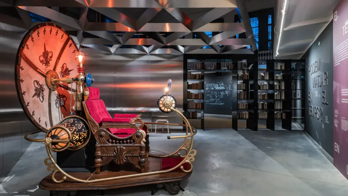 Máquina del tiempo inspirada en H. G. Wells, con asiento de terciopelo rojo y detalles dorados, lista para viajar.