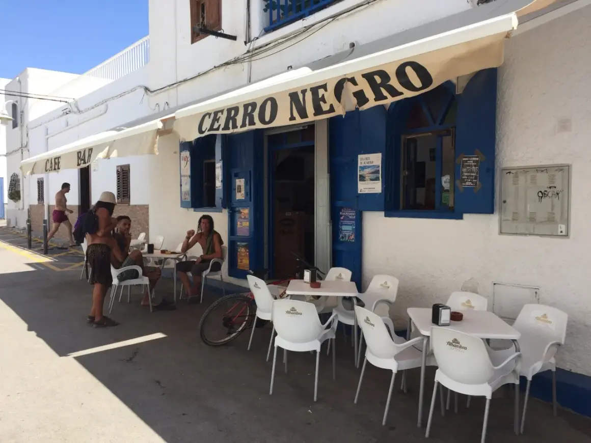 Gente disfrutando de un día soleado para tapear en las negras, en el bar "Cerro Negro".
