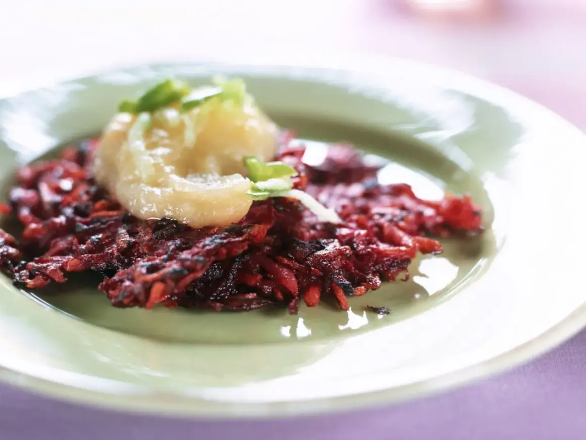 Rote Bete Reibekuchen mit Apfelmus, eine köstliche Idee für Rezepte mit fertigen Reibekuchenteig.