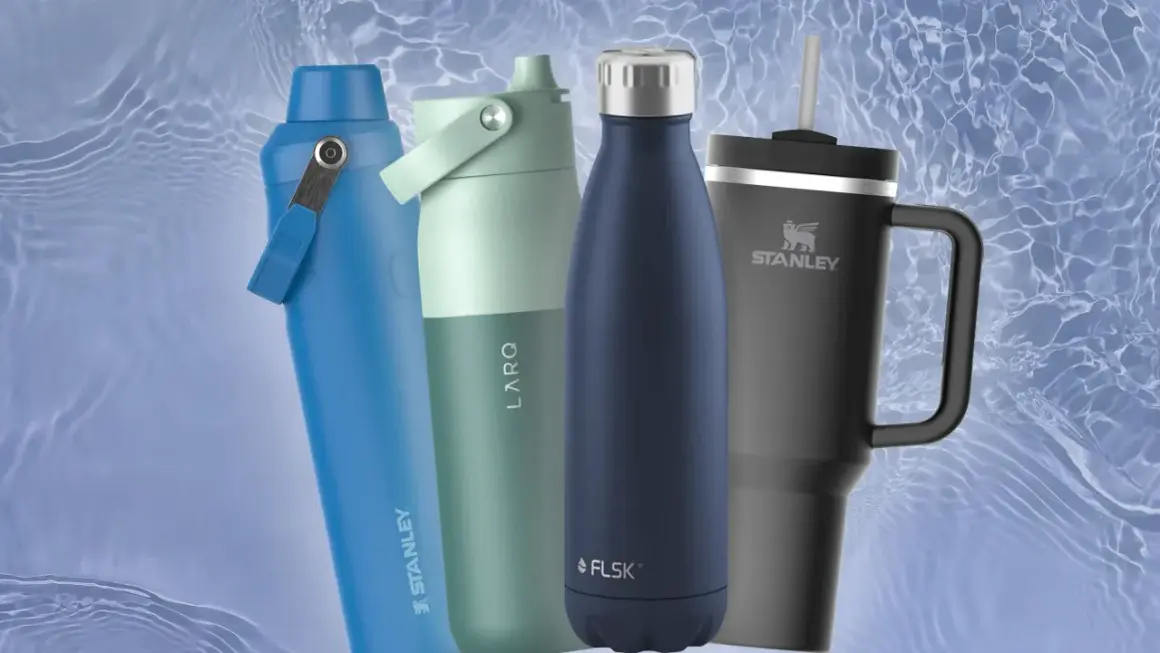 Vier stilvolle Trinkflaschen für Erwachsene, darunter Stanley und LARQ, vor einem Hintergrund mit Wasserwellen. Die beste Trinkflasche erwachsene für jeden Anlass.