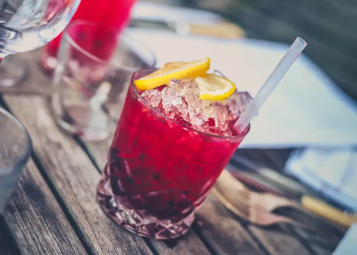 Orzeźwiające drinki z grenadyną i Sprite, ozdobione plasterkami cytryny i lodem, czekają na stole.