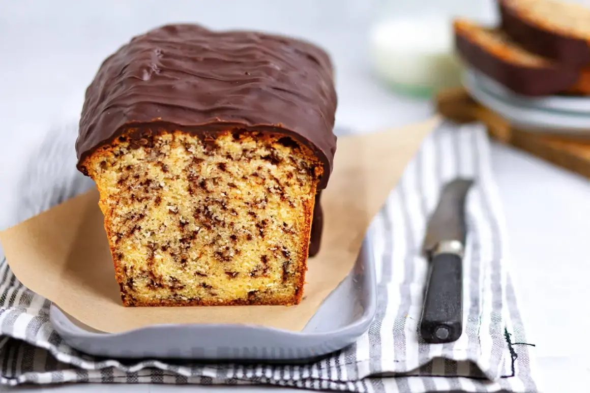 Ein saftiger Ameisenkuchen mit Schokoladenglasur, perfekt für das nächste Kaffeekränzchen. Dieses Ameisenkuchen Rezept ist ein Genuss!