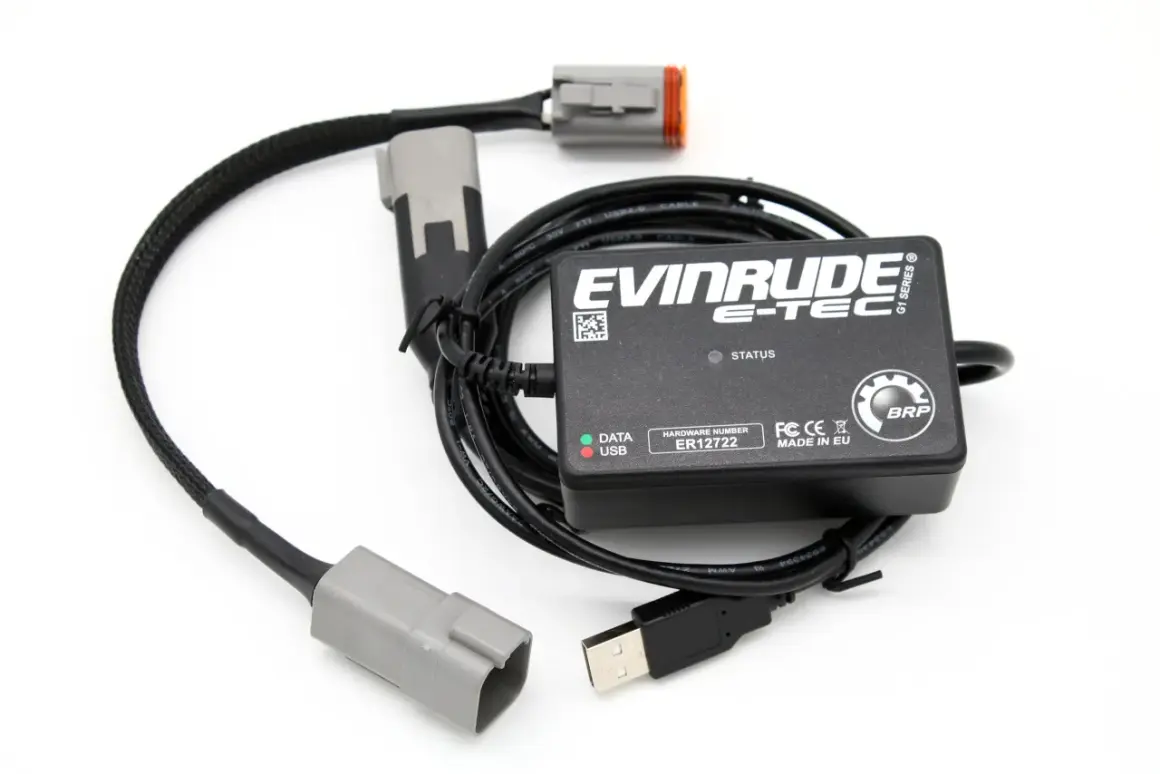 Kit diagnostica Evinrude E-TEC con cavi e connettori. Utile per risolvere eventuali problemi del motore, come quelli dell'Evinrude E-TEC 150.