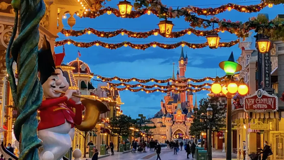La calle principal de Disneyland Paris se ilumina con guirnaldas y faroles, anunciando que cuando empieza Halloween en Disneyland Paris, la magia se desborda.
