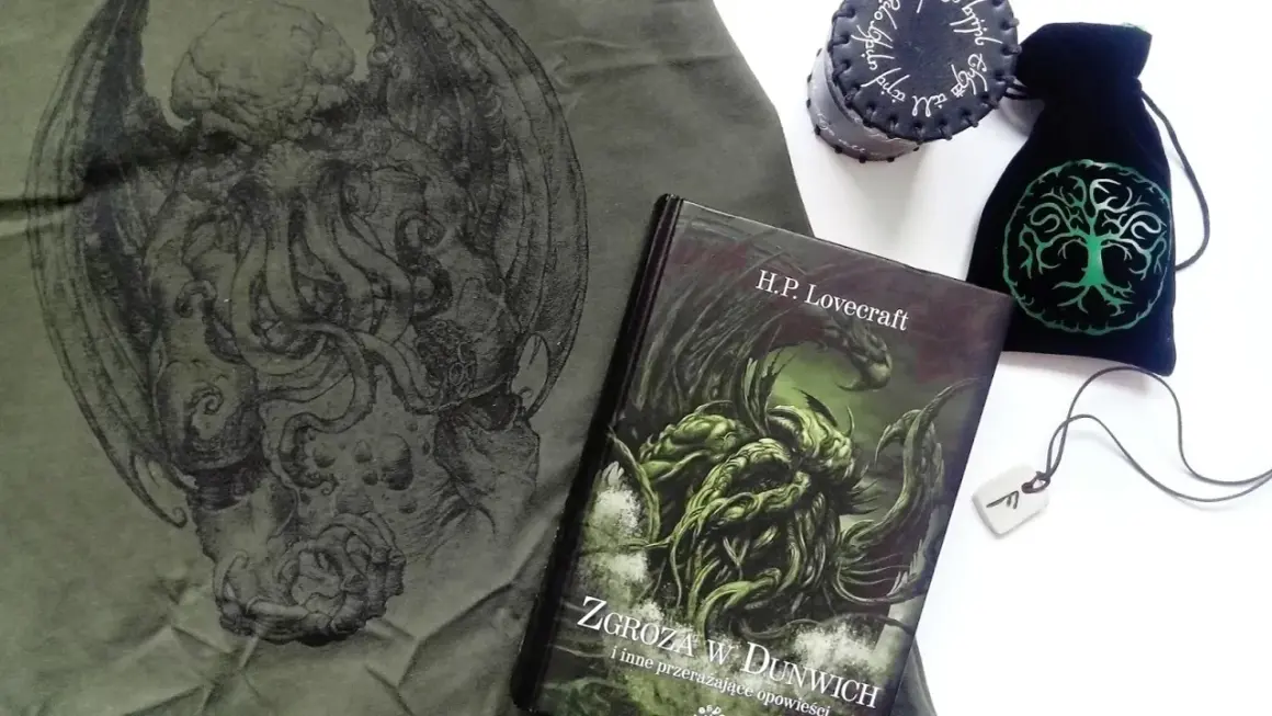 Zgroza w Dunwich H.P. Lovecrafta, mroczny motyw na koszulce, sakiewka z drzewem życia i runiczny amulet.