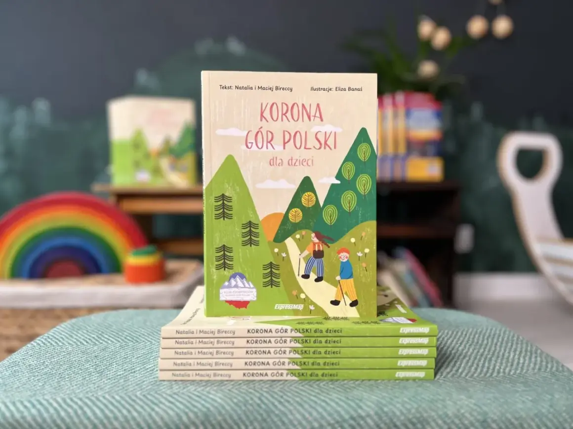 Książka "Korona Gór Polski dla dzieci" z ilustracją pasm górskich i dwójką dzieci wędrujących po szlaku. Idealna mapa dla małych odkrywców polskich gór.