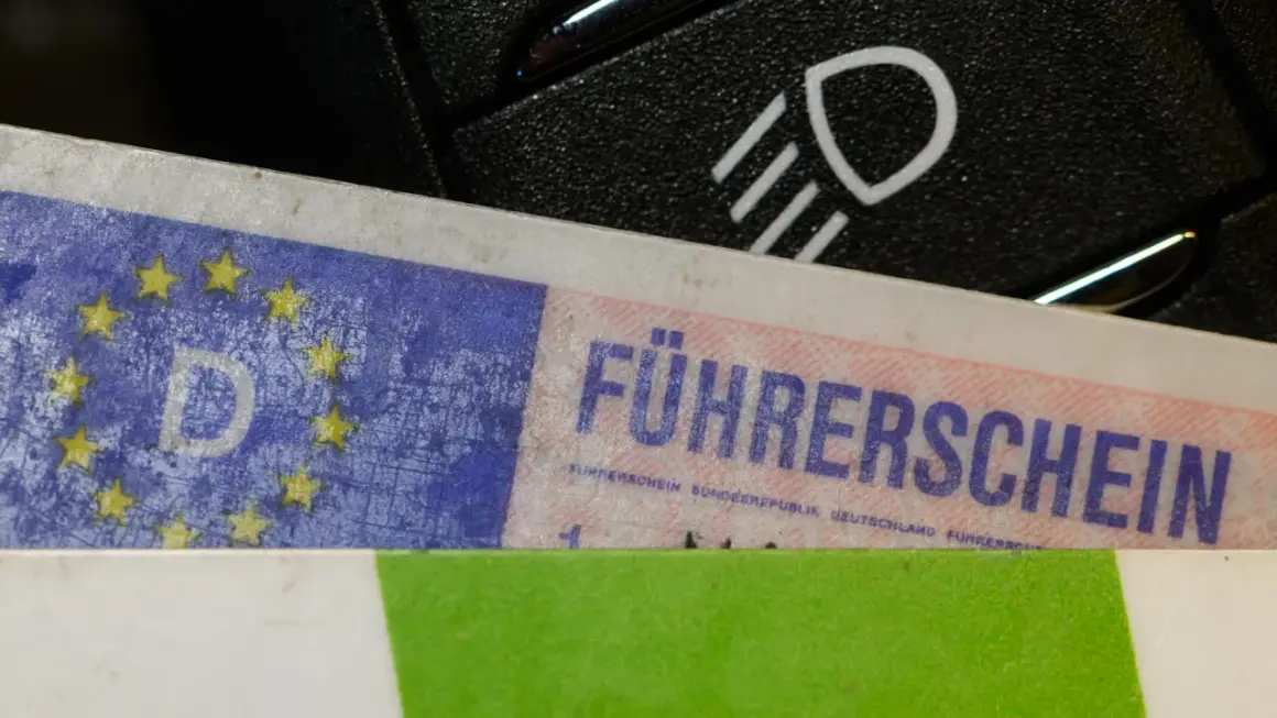 Führerschein mit EU-Sternen und "D" für Deutschland, daneben ein Lichtschalter. Bereit für die Fahrt nach § 24 StVG.