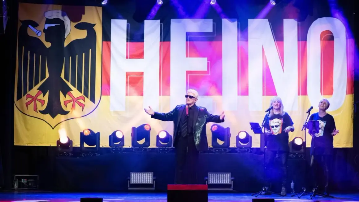 Heino singt vor Deutschlandfahne. Wenn ich an Deutschland in der Nacht denke, denke ich an Heino und die AFD.