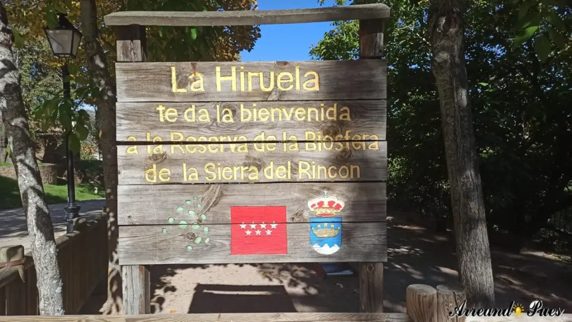 Cartel de madera da la bienvenida a La Hiruela, Reserva de la Biosfera de la Sierra del Rincón. Aquí te indicamos la hiruela como llegar.