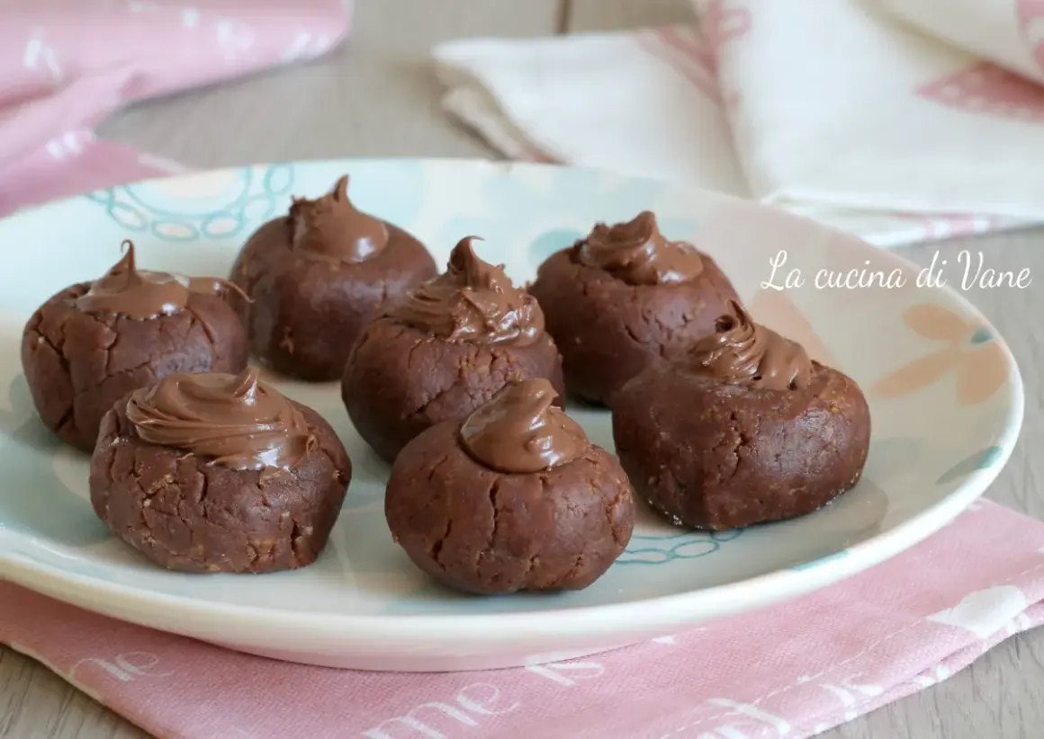 Dolci da fare in 5 minuti senza cottura: palline al cacao con crema al cioccolato, perfette per una pausa golosa.