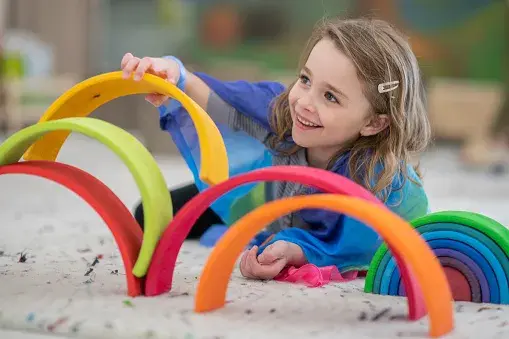 Integracja sensoryczna do jakiego wieku? Kluczowe informacje dla rodziców