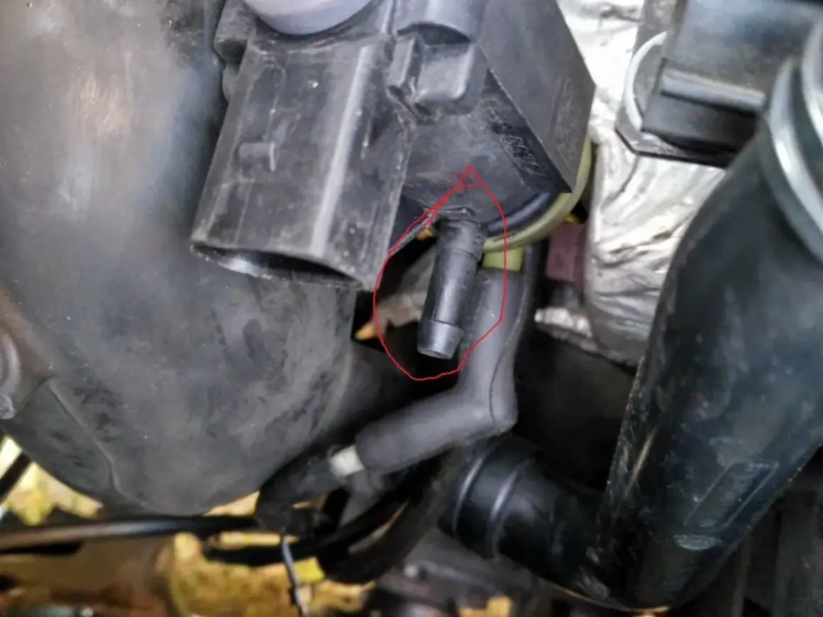 Widok na zawór N75 w silniku 1.9 TDI. Czerwone kółko wskazuje jego lokalizację.