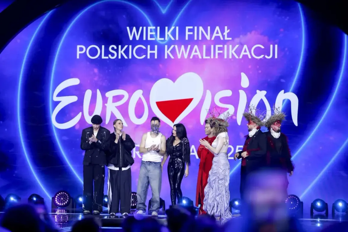 Uczestnicy polskiego finału Eurowizji na scenie przed napisem "Eurowizja".
