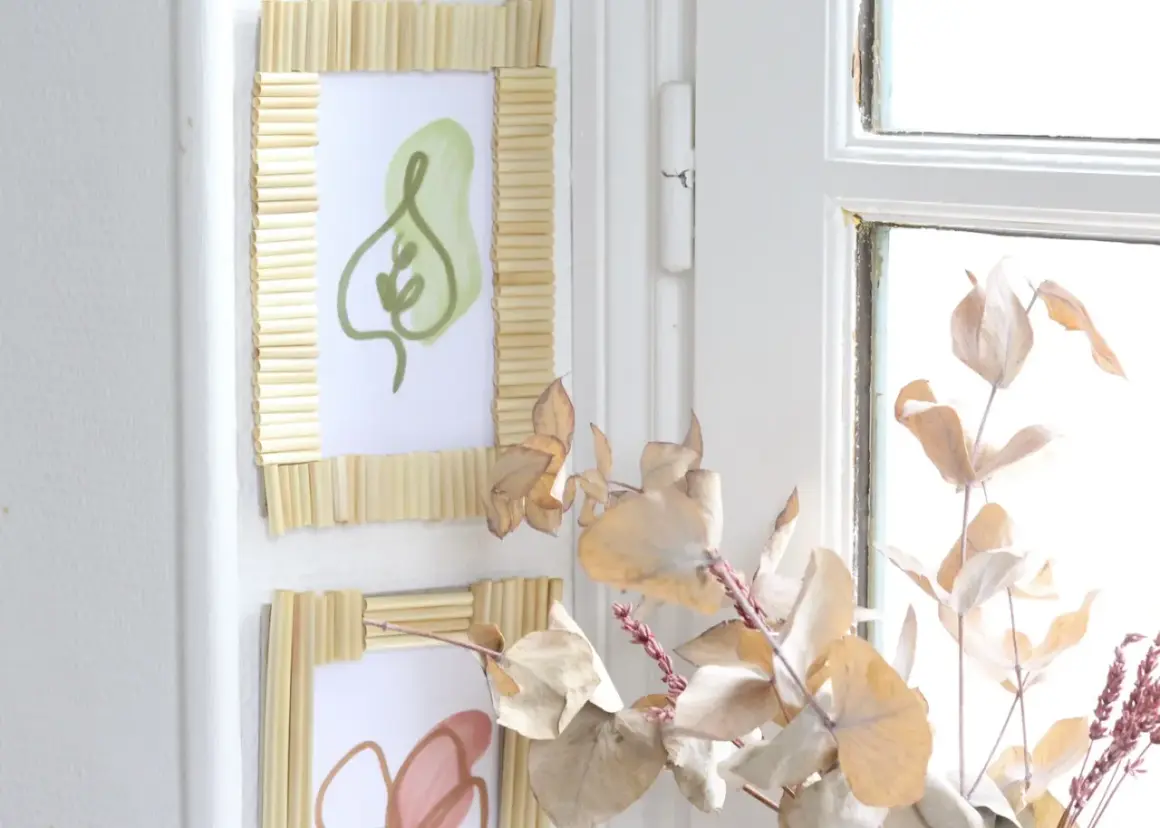 Cadres photo DIY fabriqués avec des bâtonnets de bois. Idéal pour fabriquer un pied pour cadre photo.