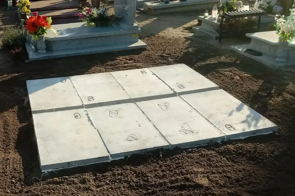 Rozpoczęcie prac nad wykonaniem piwniczki na cmentarzu. Betonowe płyty ułożone na ziemi, gotowe do dalszych etapów budowy.