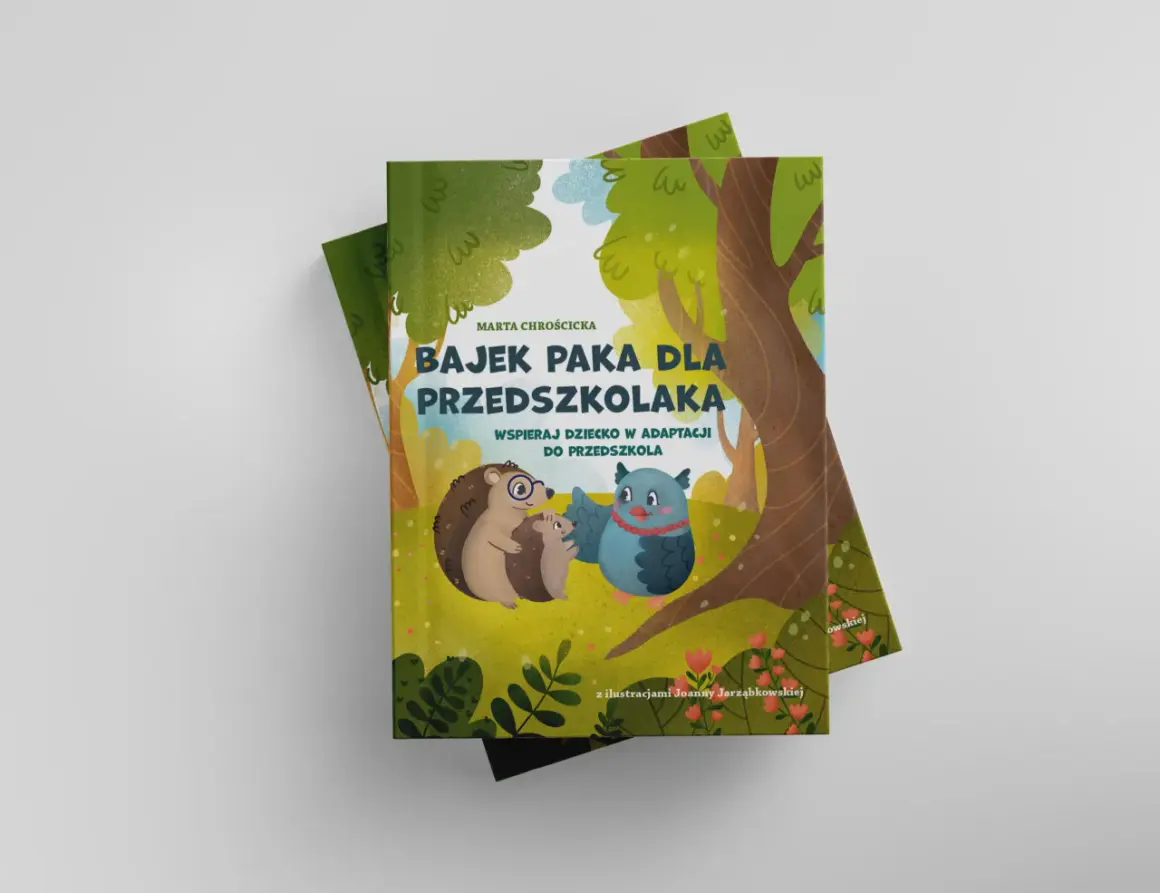 Urocza okładka książki "Bajek paka dla przedszkolaka" z jeżami i sową w lesie.