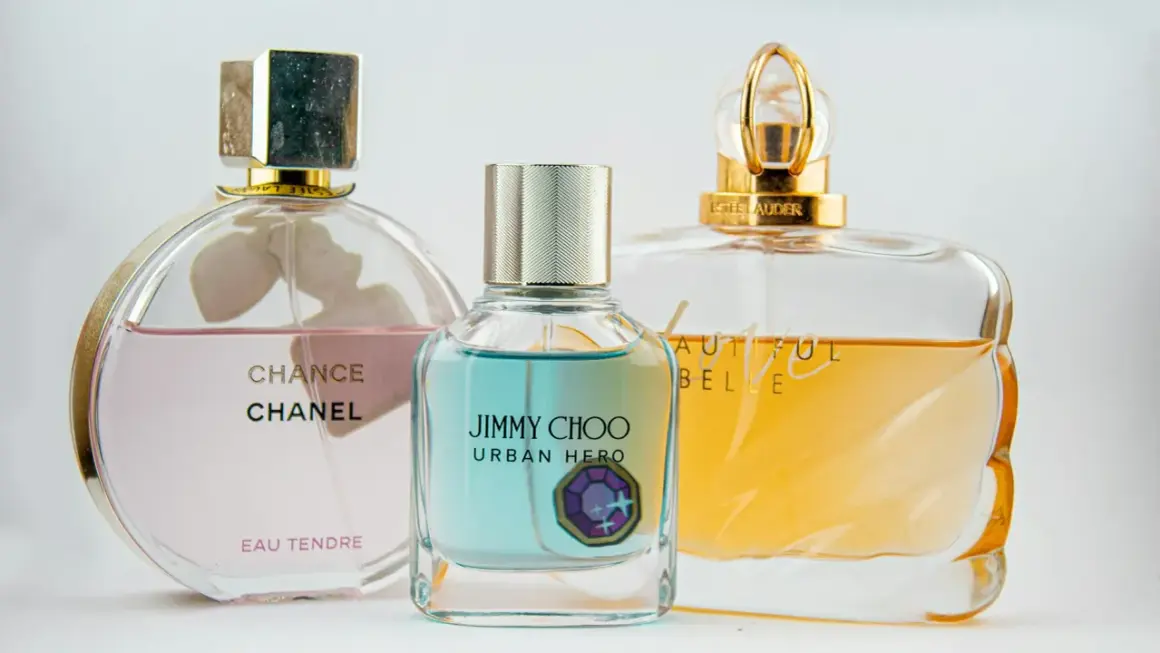 Trzy flakony perfum: Chanel Chance Eau Tendre, Jimmy Choo Urban Hero i Estee Lauder Beautiful. Różne rodzaje edp vs edt.