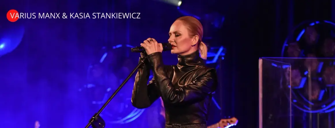 Kasia Stankiewicz, wokalistka Varius Manx, śpiewa do mikrofonu na scenie.