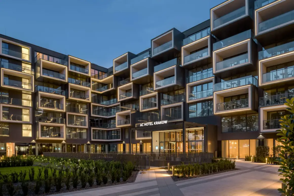 Nowoczesny hotel AC Hotel Krakow z podświetlanymi balkonami, jeden z wielu polskich hoteli niezależnych.