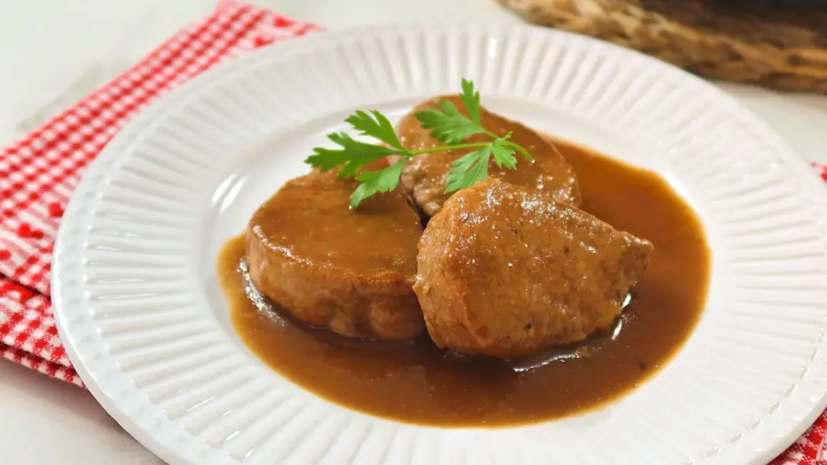 Solomillo de cerdo al Pedro Ximénez, jugoso y tierno, bañado en una rica salsa y decorado con perejil fresco.