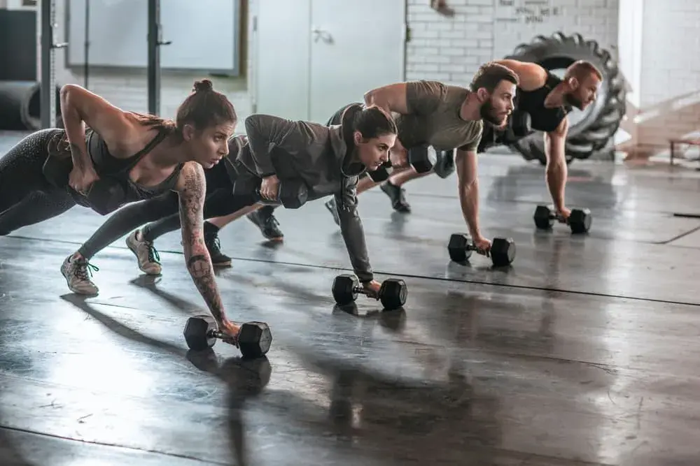 Jak wygląda trening CrossFit? Struktura, ćwiczenia i słownik pojęć