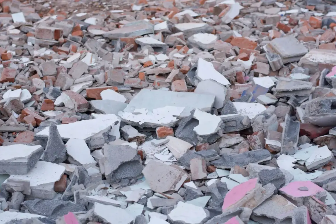 Gruz budowlany, cegły i beton. Może to być materiał do wyrównania terenu działki, zgodnie z prawem budowlanym.