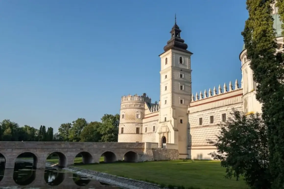 Zamek w Krasiczynie, jeden z najpiękniejszych obiektów w zbiorze muzeów w Polsce, z mostem nad fosą.