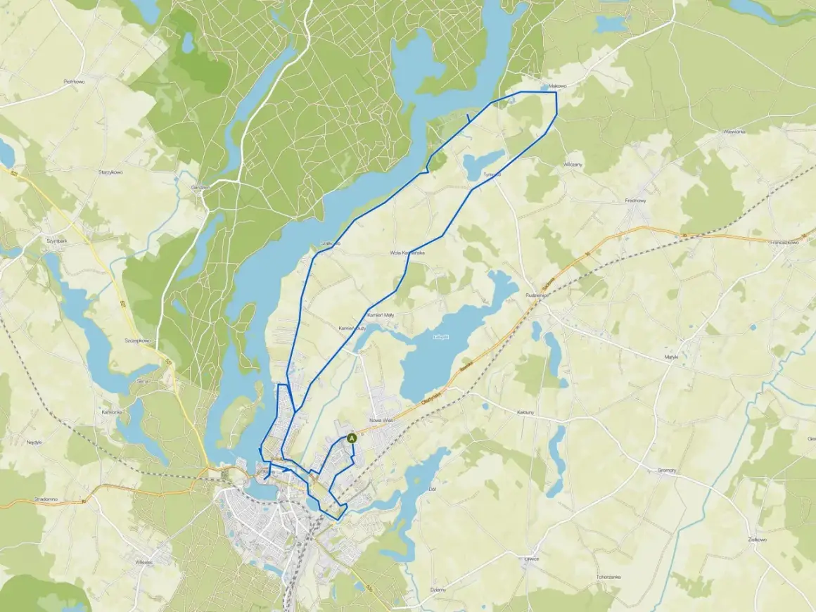 Mapa szlaku rowerowego wokół jeziora, prowadzącego przez malownicze tereny z licznymi jeziorami i lasami.
