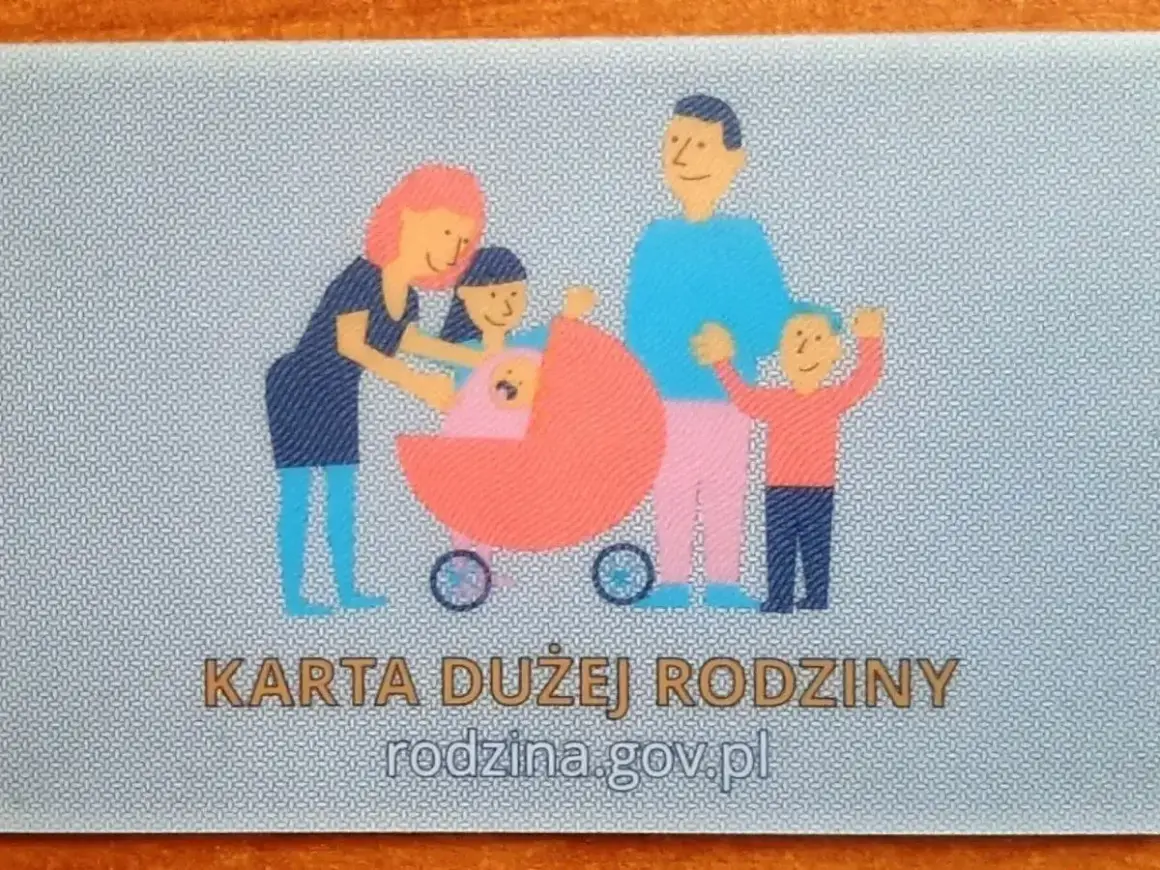 Karta Dużej Rodziny z rysunkiem rodziny i wózkiem. Daje dostęp do listy zniżek.