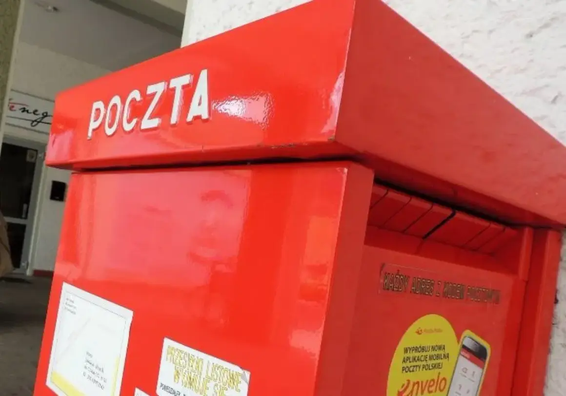 Czerwona skrzynka pocztowa z napisem "POCZTA". Warto pamiętać o poprawnym wpisaniu kodu pocztowego Toruń, aby list trafił do adresata.