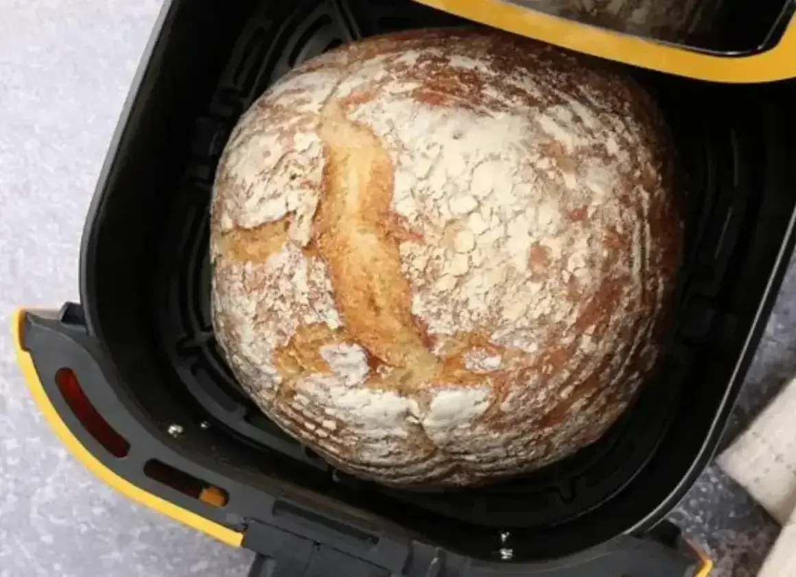 Apetyczny chleb z airfryer, z chrupiącą skórką i delikatnym wnętrzem, gotowy do podania.