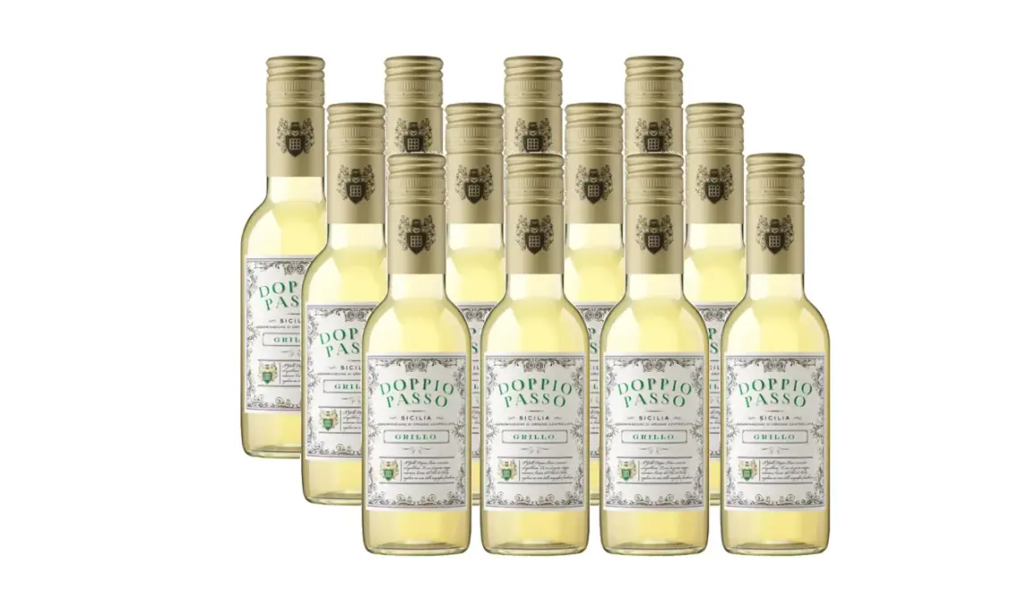 Zehn Flaschen Weißwein, die Rebsorte Grillo ist auf dem Etikett zu sehen.