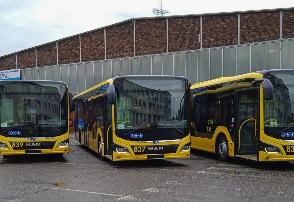 Nowe żółte autobusy MAN gotowe do kursowania między Gdańskiem a Katowicami.