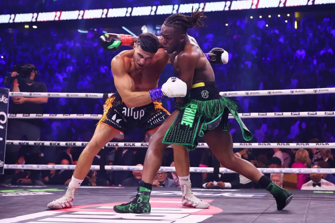 Tommy Fury i KSI i boxningsringen. Publiken jublar när Tommy Fury levererar en slagserie.
