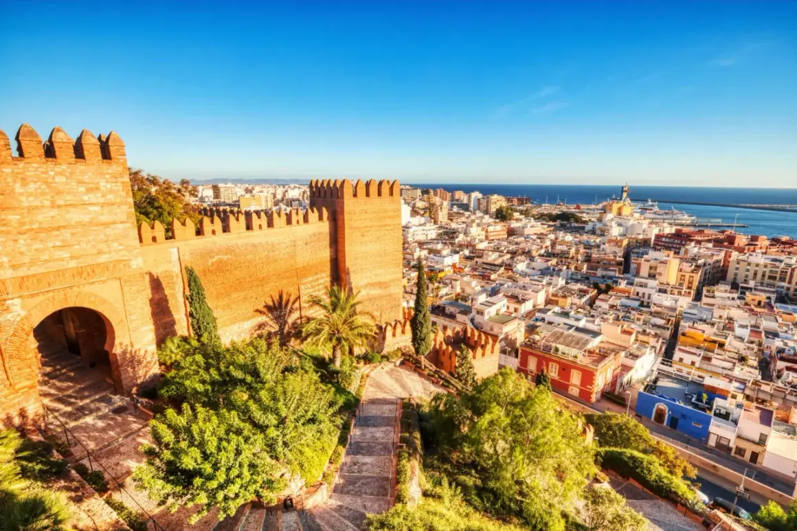 Vista panorámica de Almería capital, con su Alcazaba y el mar Mediterráneo. Un lugar ideal para visitar.