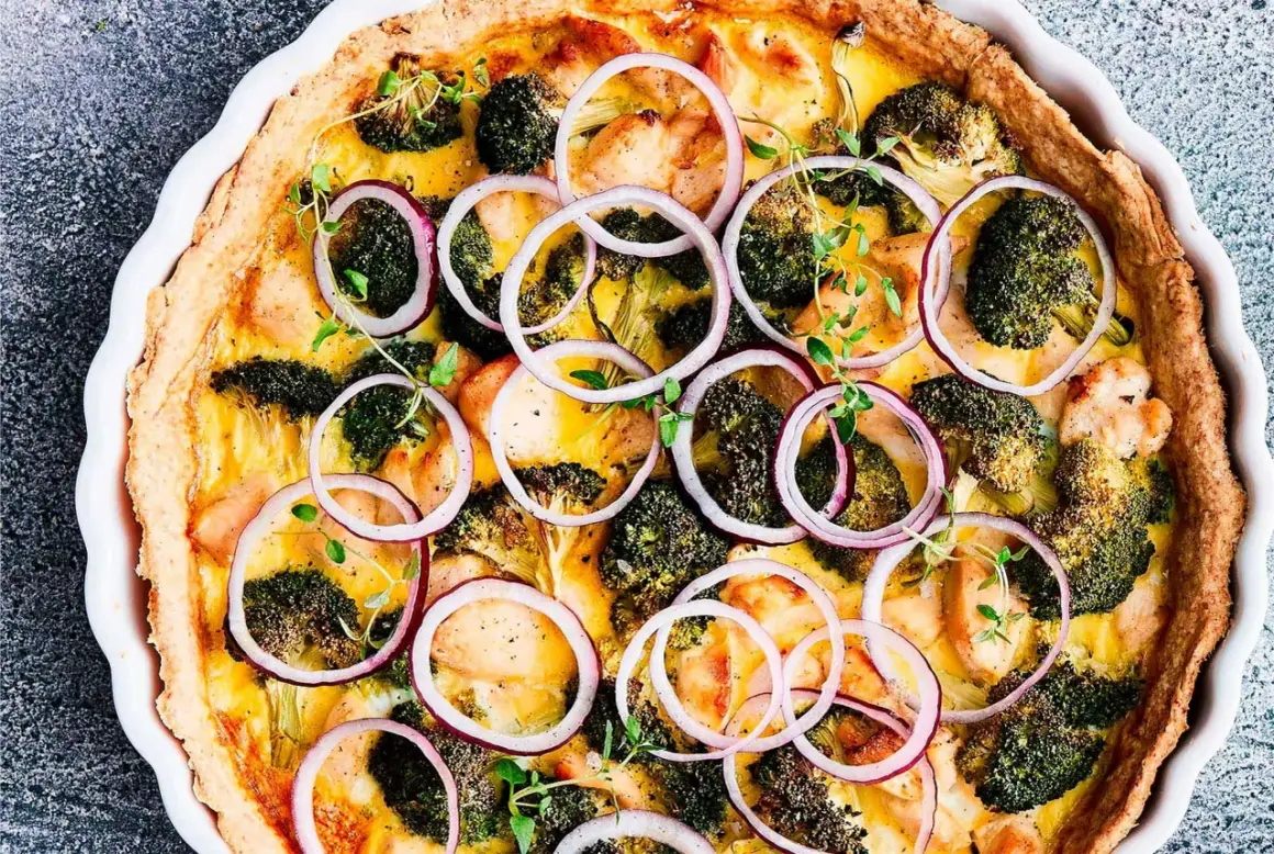 En gyllene vegansk paj med broccoli, kycklingbitar och rödlök, toppad med färska örter.
