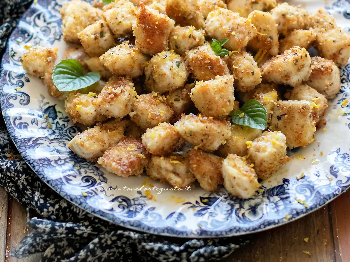 Bocconcini di pollo croccanti, dorati e profumati al limone, perfetti per ogni ricetta.