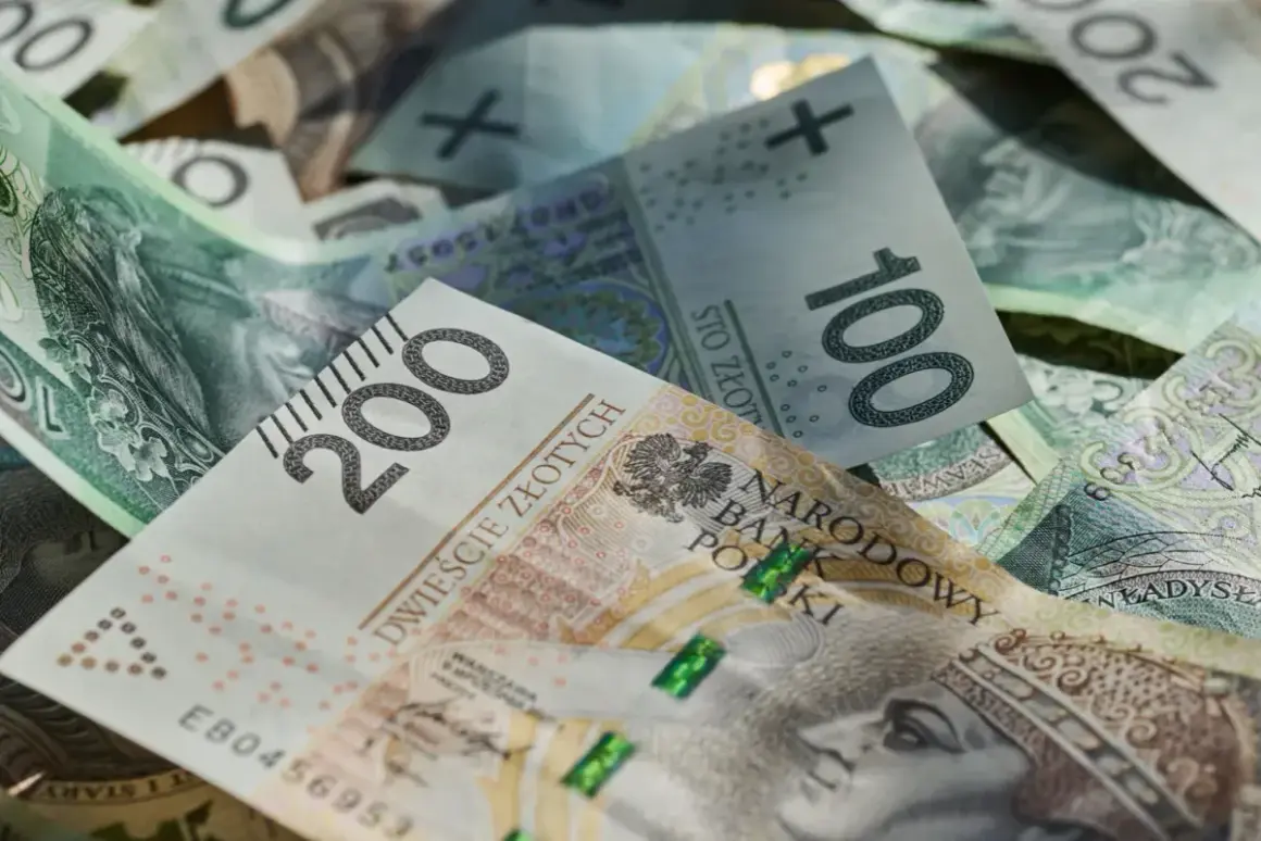 Złote banknoty 100 i 200 zł, symbolizujące średnią pensję w Polsce.
