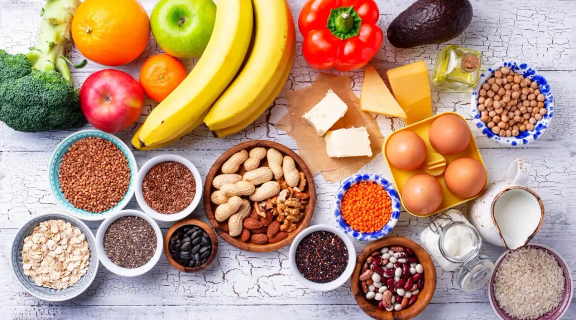 Gesunde Lebensmittel für vor oder nach dem Training: Obst, Nüsse, Eier, Hülsenfrüchte, Haferflocken und mehr.
